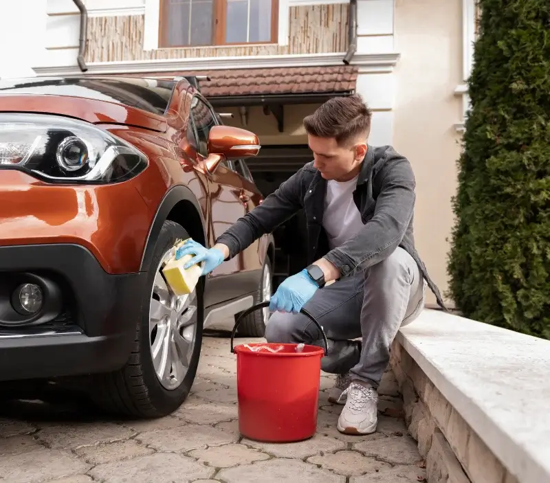 Lavage auto à domicile Bassou : professionnel intervenant sur un véhicule